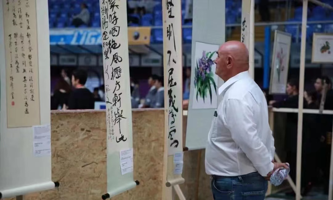 15当地政要欣赏书画作品.jpg