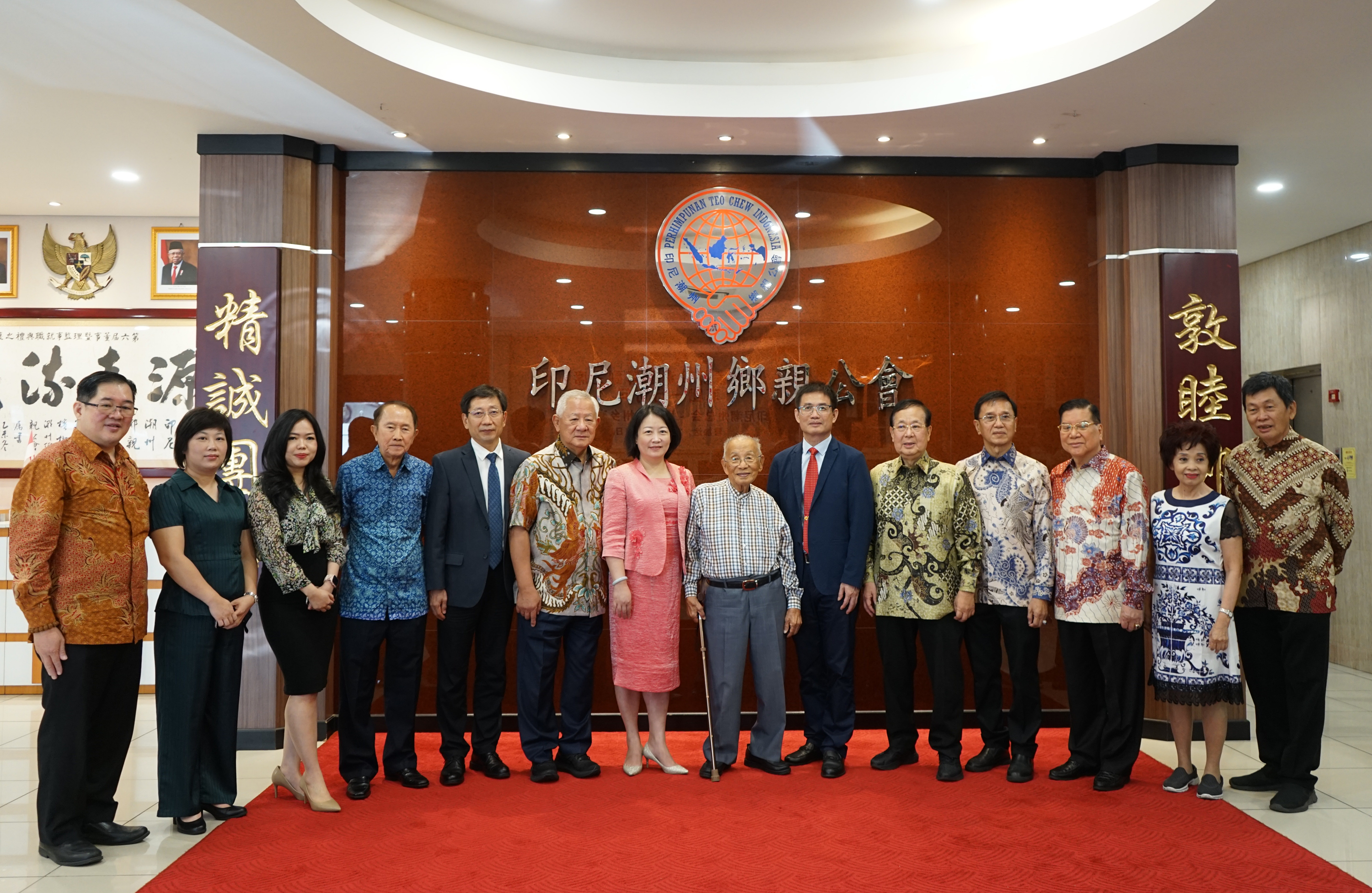 与印尼潮汕乡亲在印尼潮州乡亲公会合影.JPG