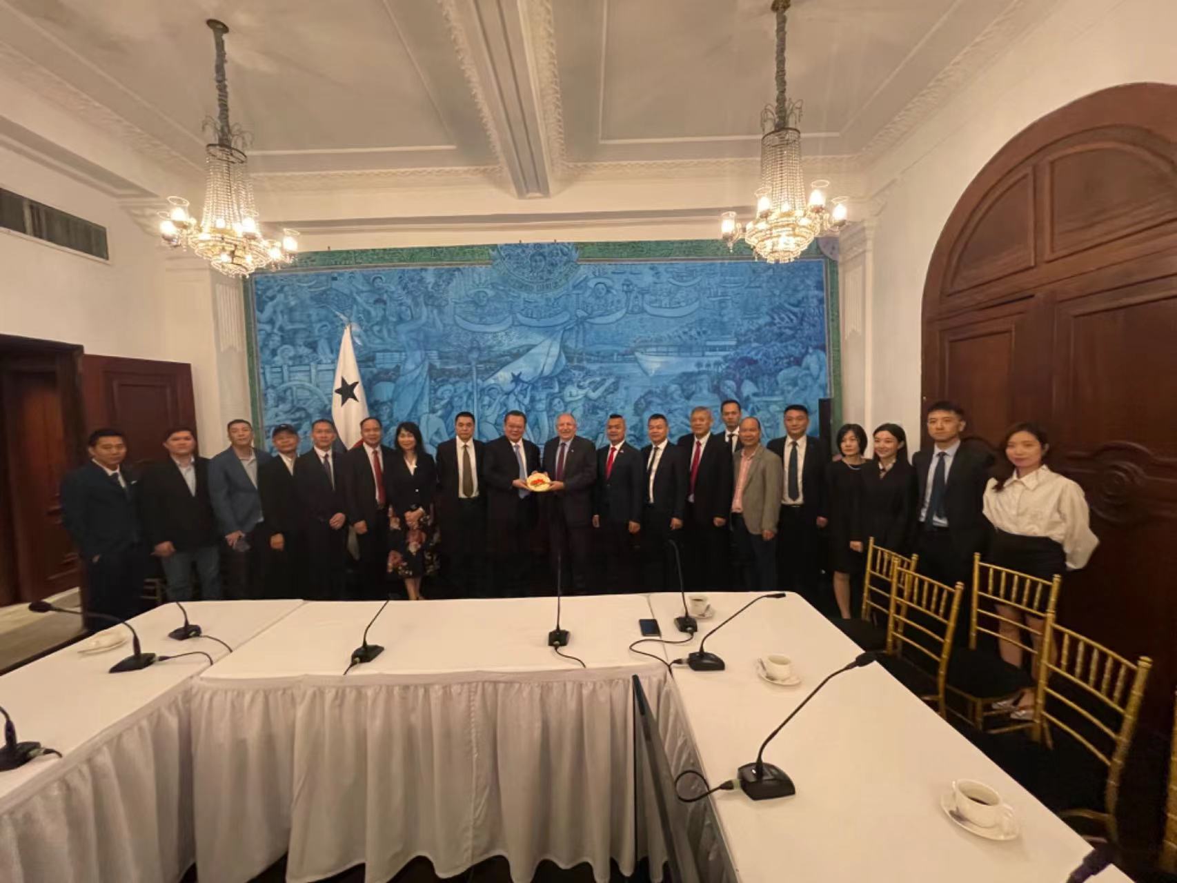 与多名当地政府官员进行商谈交流.jpg